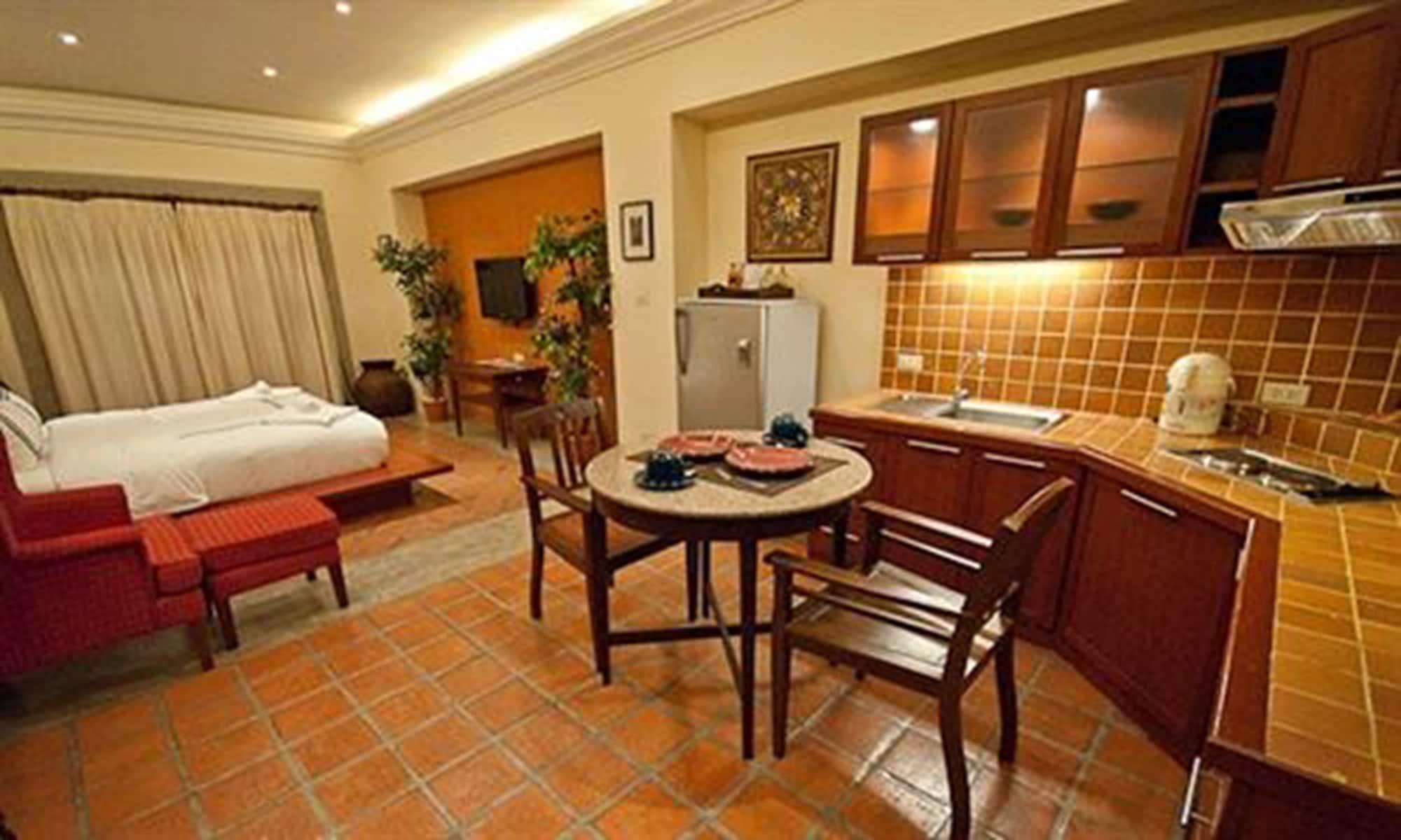 Nirvana Boutique Suites Jomtien Beach Exterior photo